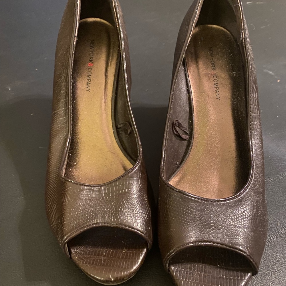 Women’s “New York Company” Size 9 brown leather peep toe heel wedge dress shoe